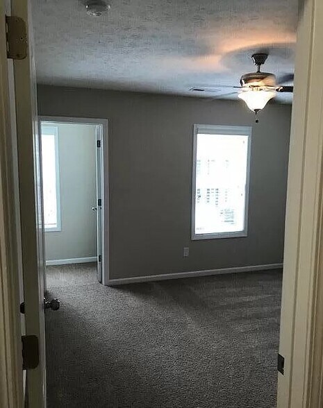 Building Photo - 220 Grove Ln