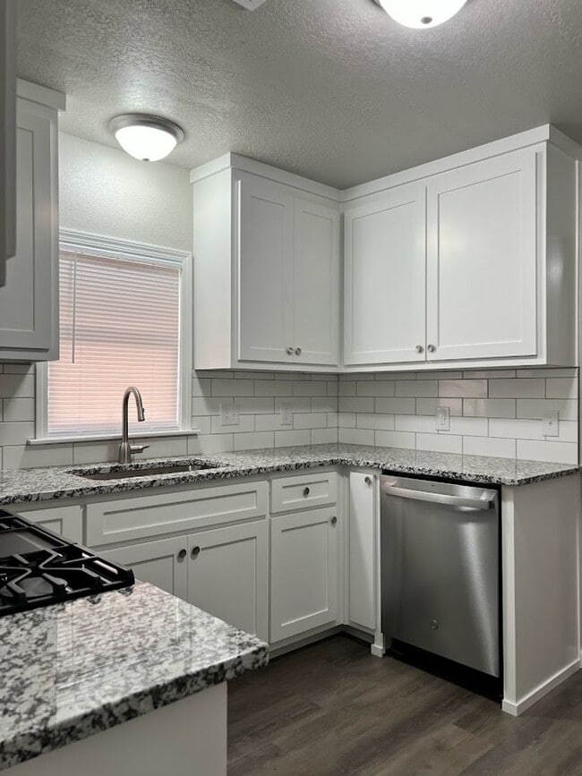 Building Photo - Beautifully Renovated 3 Bed, 1 Bath House