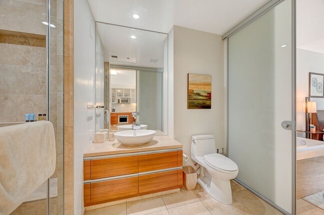 Building Photo - Veer Towers 2010E- Stunning Strip/City Views from this 1bd/1ba, Fully Furnished Residence