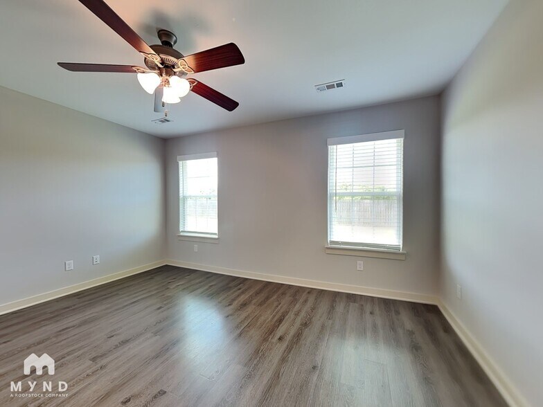 Building Photo - 507 Eagle Dr