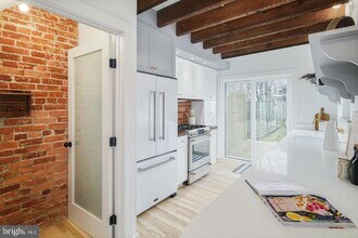 Building Photo - 320 Iona Ave