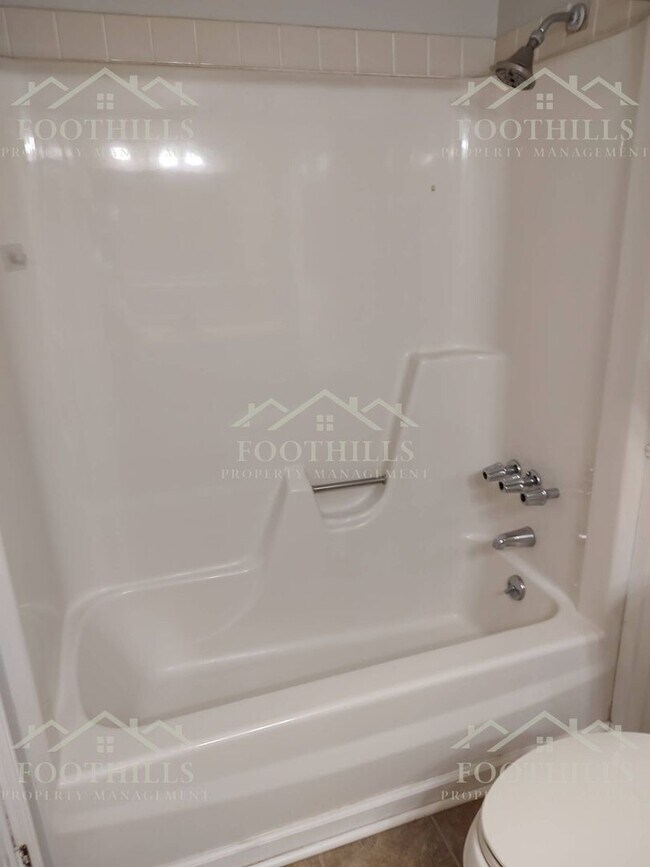 Building Photo - 3-bedroom, 2-bath home located in Pendleton