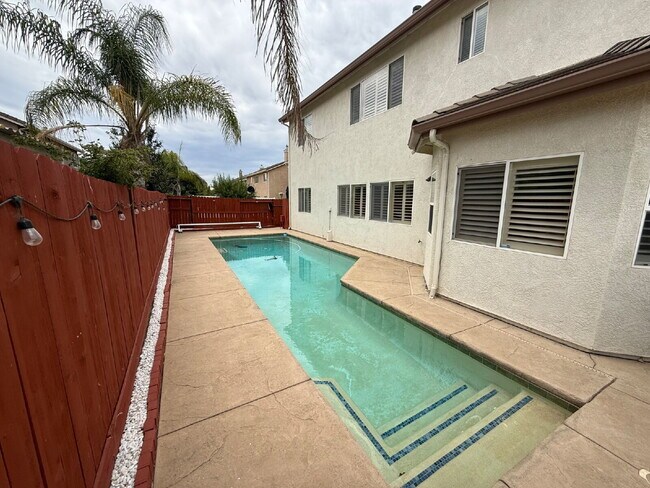 Building Photo - Gorgeous 5 Bedroom, 3 Bathroom Home With a Pool in perfect Tracy Location
