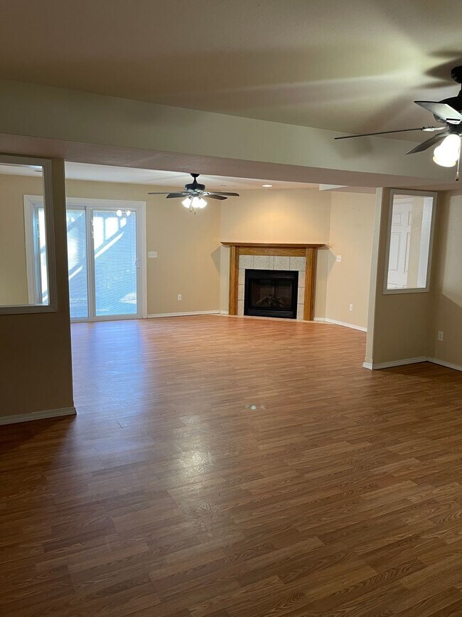 Building Photo - Available November 21st!   6 Month lease