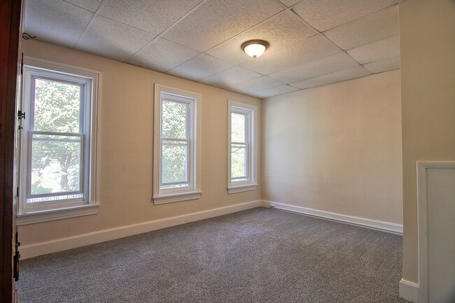 Building Photo - Spacious Newly Renovated East End Home!