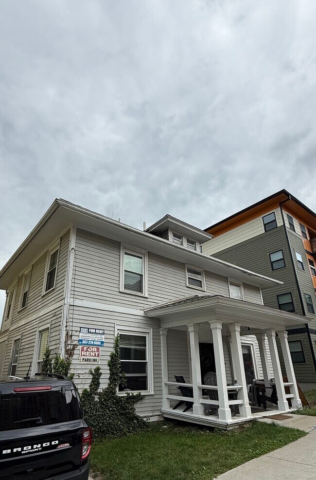 Building Photo - 122 College Ave