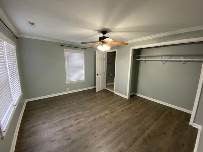 Building Photo - Act soon-won't last long-MOVE IN SPECIAL