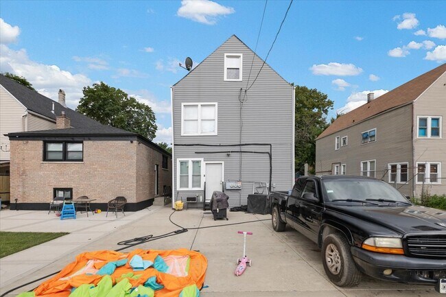Building Photo - 5241 S Wolcott Ave
