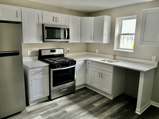 Building Photo - Fully Renovated!