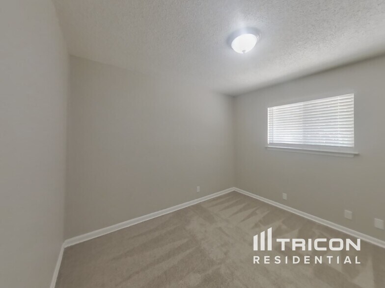 Building Photo - 206 Royal Dr