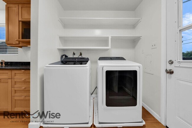 Building Photo - 2406 Kehoe Ave