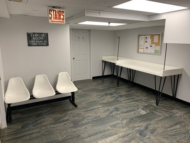 Building Photo - 1212 N La Salle Dr