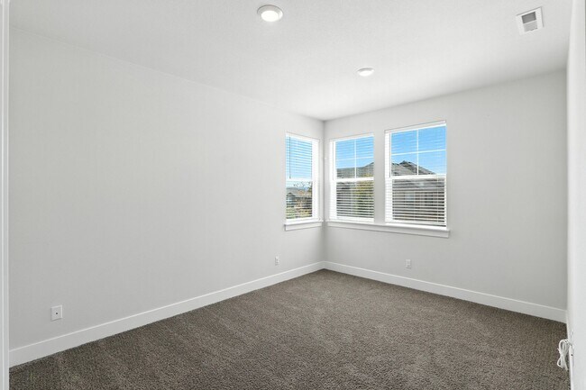 Building Photo - Spacious 4-Bedroom Home, Plus Den/Office with Modern Upgrades and Great Amenities
