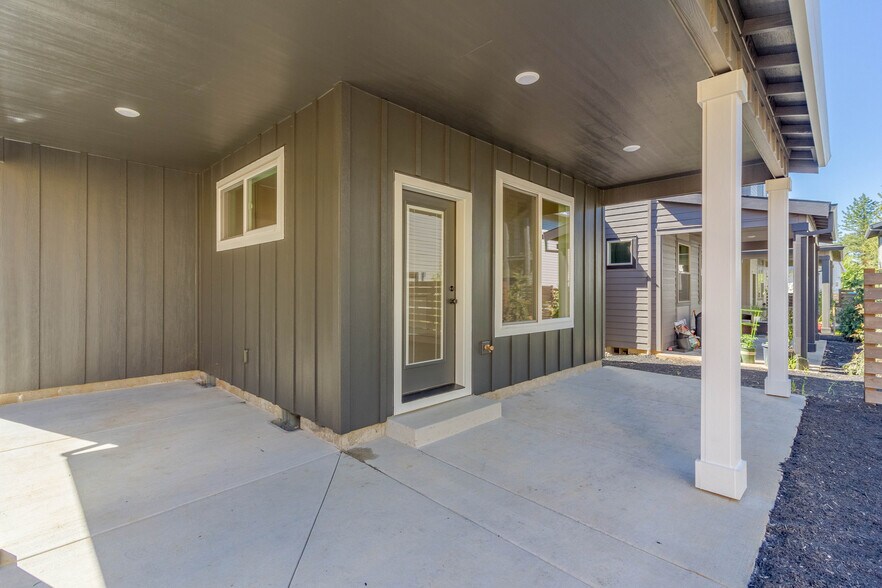 Back Porch - 2057 Audubon Ave SE