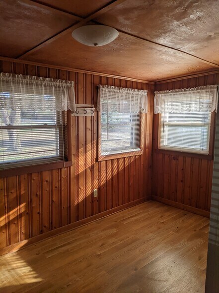 Building Photo - 17020 Morris Dr
