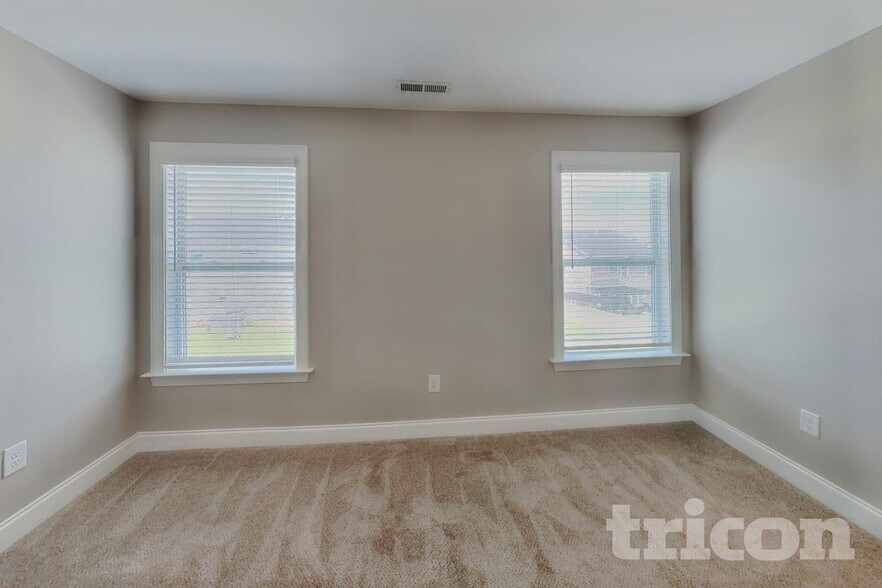 Building Photo - 834 Lakemont Dr