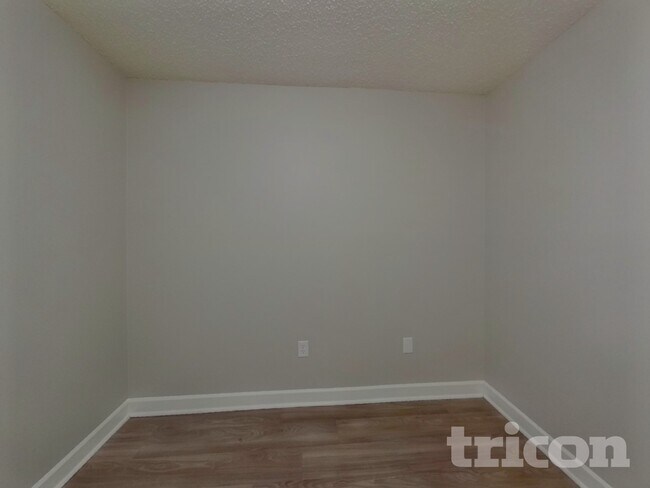 Building Photo - 919 Lakehill Rd