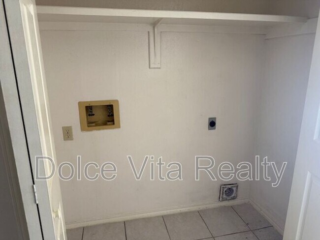 Building Photo - 4105 N 24th Ln