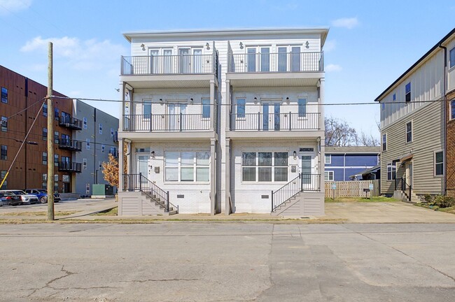Building Photo - Modern Living in Downtown Nashville!