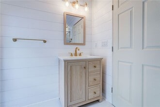 Building Photo - 413 Caroline St