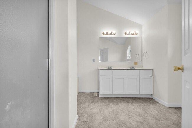 Building Photo - Charming 3BR Northampton Home – Cozy Livin...