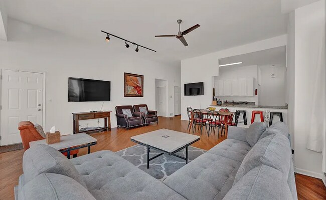 Building Photo - 2 bedroom in Chicago IL 60618