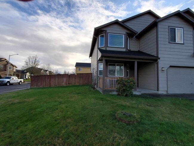Building Photo - Great 3BD 2.5BA Fisher's Landing! Large Fe...