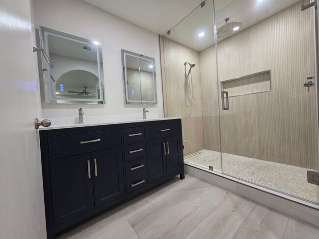 Building Photo - Immaculate Guard-Gated First-Floor Condo!