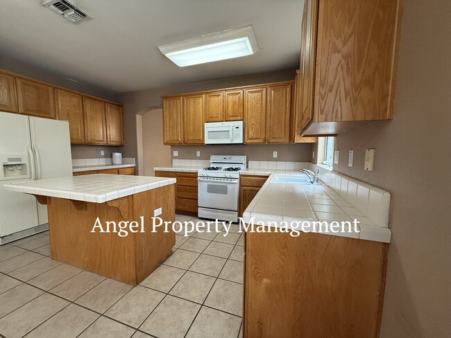 Building Photo - 2125 Galen Dr