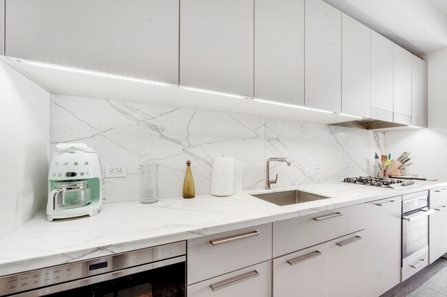 Building Photo - 305 E 51st St