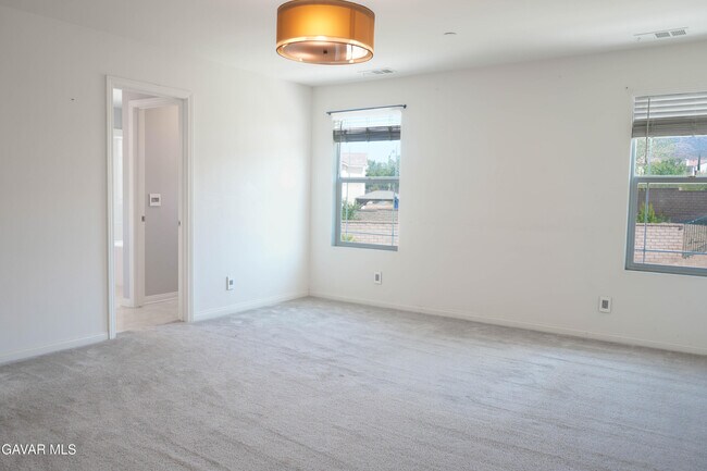 Building Photo - 2732 Hemlock Rd