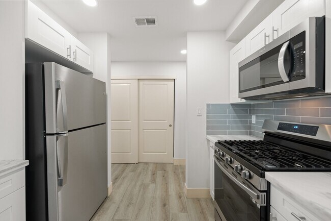 Building Photo - "Spacious 3-Bed Condo with 2 Baths in Citr...