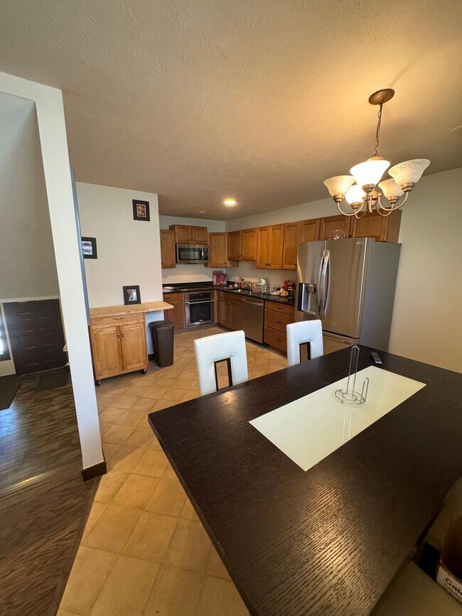 Building Photo - Woodworks Townhome- 3 Bedroom/3 Bath Unit w/Updated kitchen on the Bus Route
