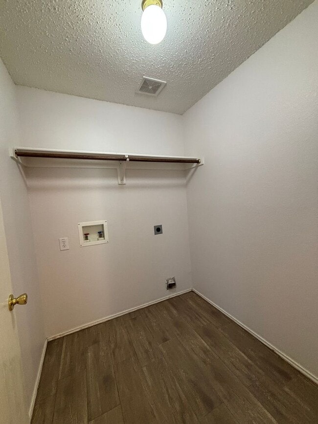 Building Photo - 813 Sage Cir