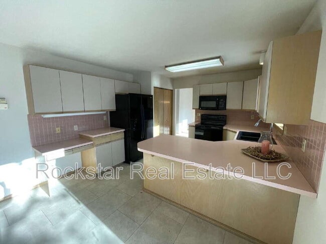 Building Photo - 5605 N Northwood Dr