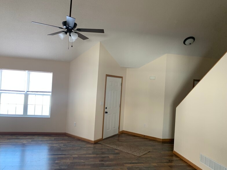 Building Photo - 520 Wood Thrush St
