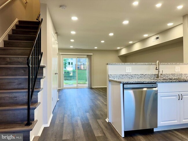 Building Photo - 313 Sweet Briar Ct