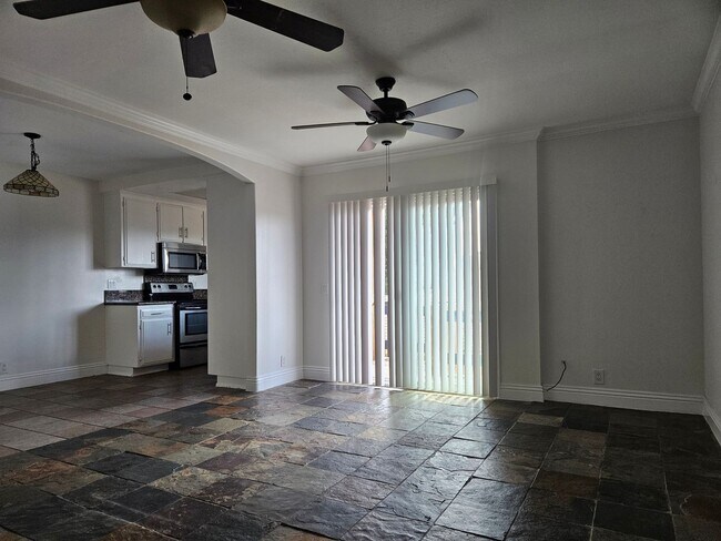 Building Photo - 1 month off move in special. 2 bedroom 2 bath with in unit laundry in Hillcrest /North Park!