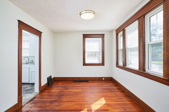 Building Photo - Renovated 3 bedroom 2 Bath home in Goodyea...