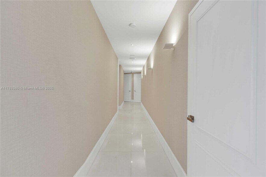 Building Photo - 18555 Collins Ave