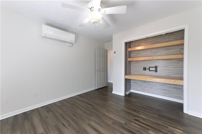 Building Photo - 4943 Meadow Ln