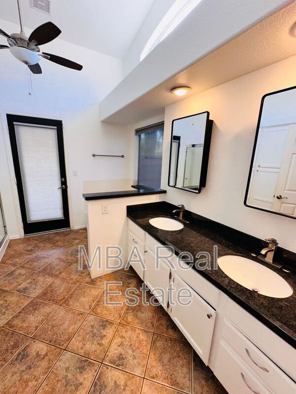 Building Photo - 4463 E South Fork Dr