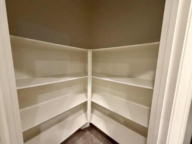 Building Photo - Beautiful 2260sqft 3bed 2.5bath with tile downstairs, carpet in Den & Living Room