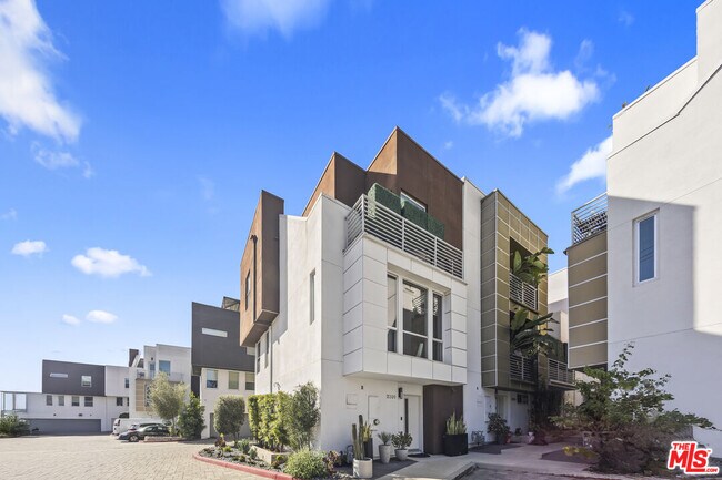 Building Photo - 2201 Polyscope Pl