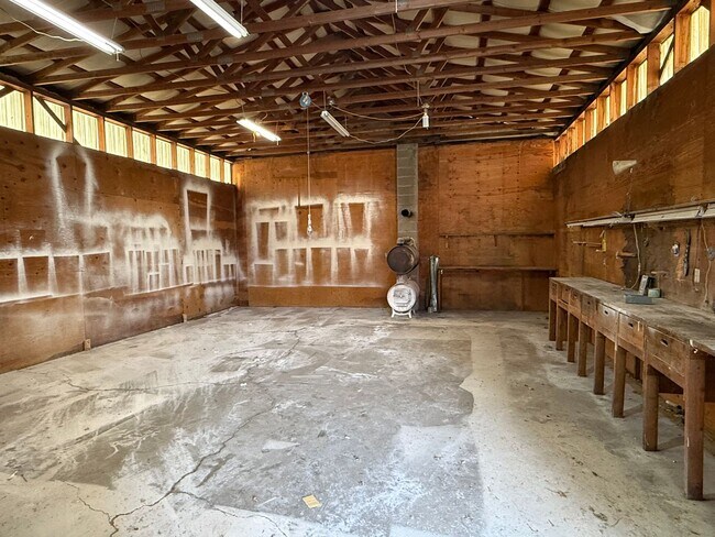Building Photo - 2 Bedroom 1 Bath 1500 Sq/Ft home on Acreage in Medical Lake with 3 Car Garage & Out Building
