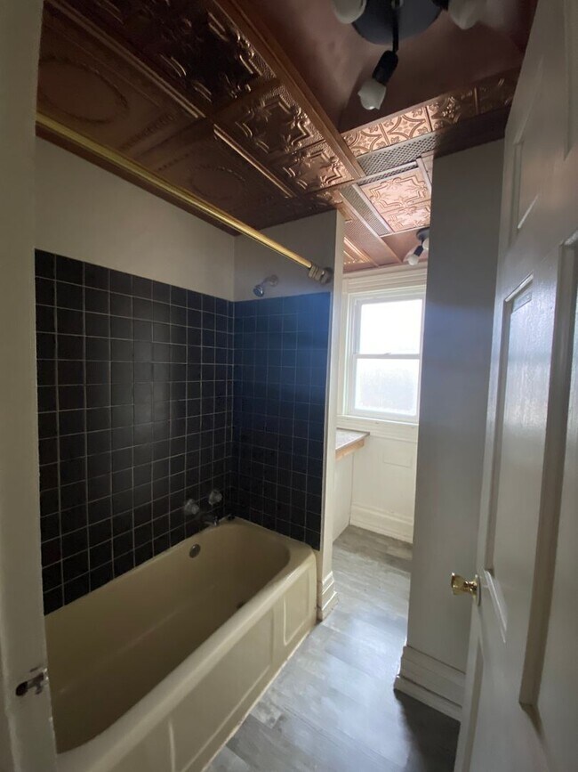 Building Photo - Spacious 3 Bedroom Home w/ 3 Full Baths
