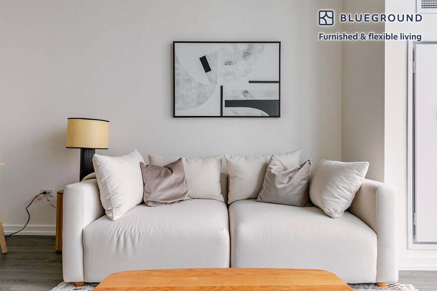 Building Photo - 460 W Chicago Ave