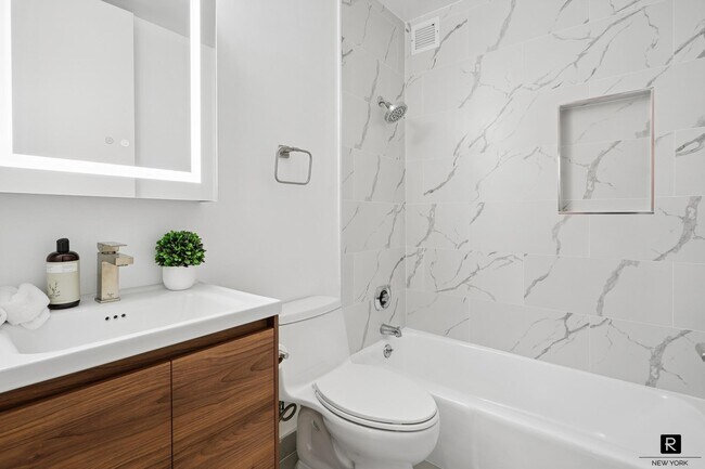 Building Photo - 215 W 95th St