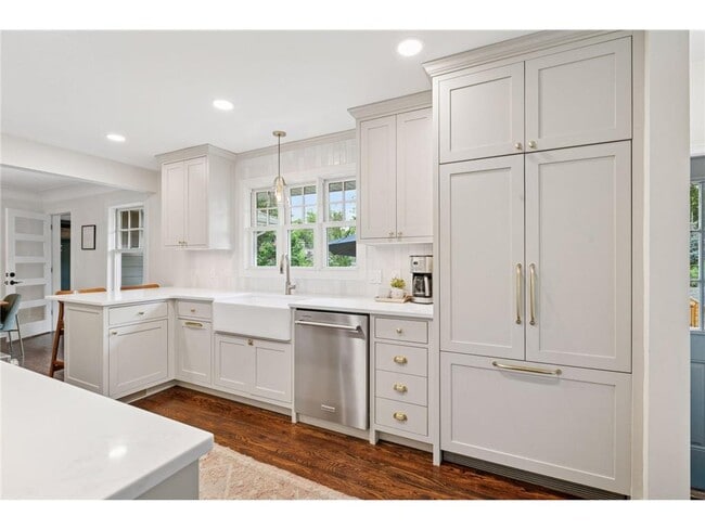 Building Photo - 5041 W 56th St