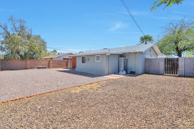 Building Photo - Spacious 3-bedroom, 3-bathroom home with an attached casita located in Scottsdale, AZ